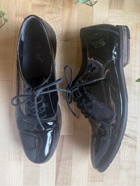 Women’s Black Patent Leather Lace-Up Oxford Shoes
